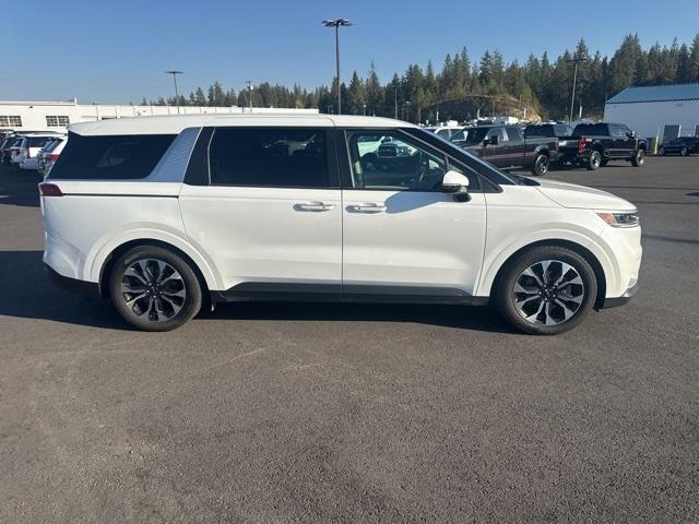 Photo of 2024 Snow White Pearl Kia Carnival
