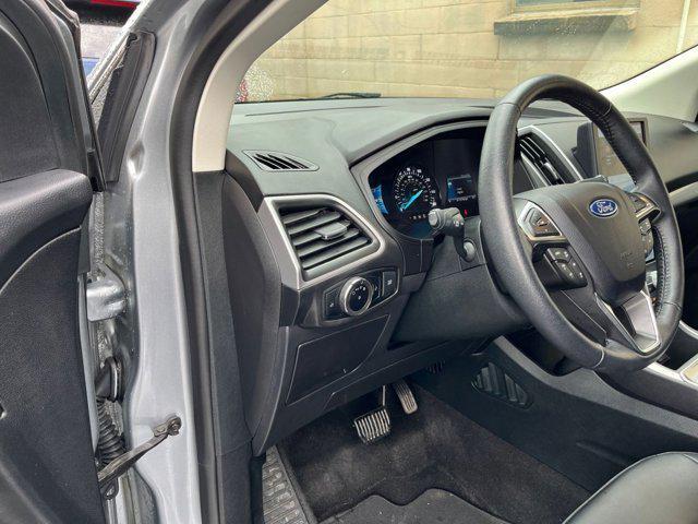 Photo of 2024 Iconic Silver Metallic Ford Edge