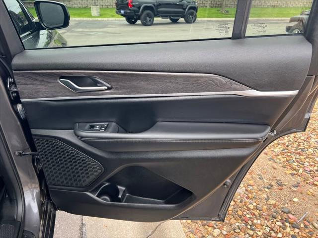 Photo of 2023  Jeep Grand Cherokee L