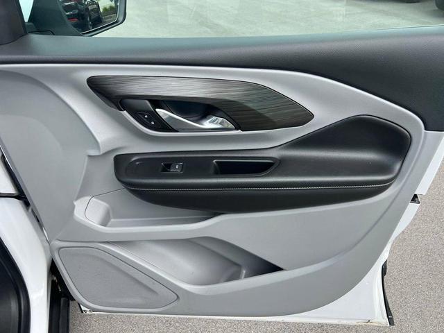 Photo of 2023 Summit White GMC Terrain