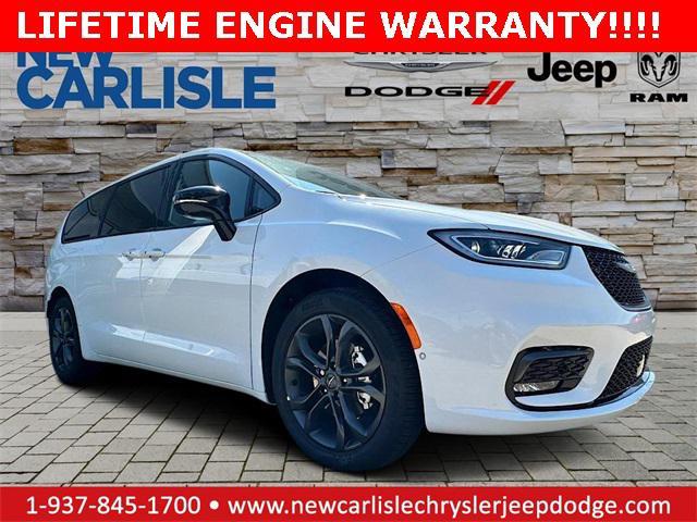 Photo of 2026 Bright White Clearcoat Chrysler Pacifica