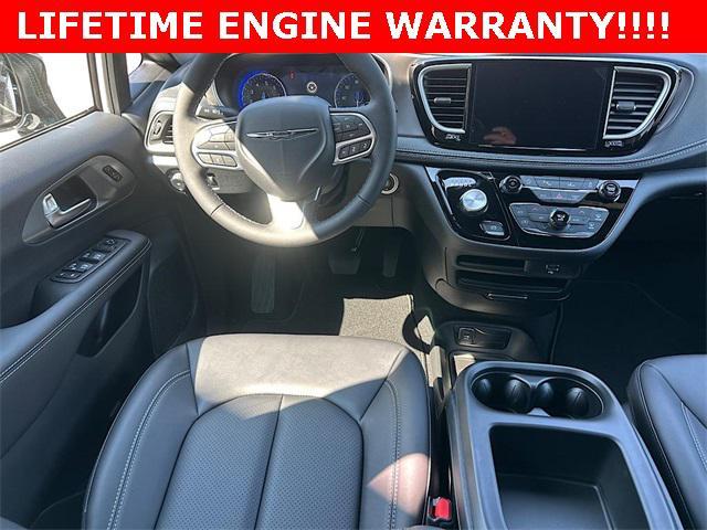 Photo of 2026 Bright White Clearcoat Chrysler Pacifica