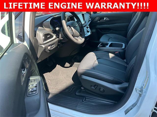 Photo of 2026 Bright White Clearcoat Chrysler Pacifica