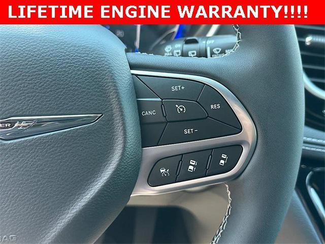 Photo of 2026 Bright White Clearcoat Chrysler Pacifica