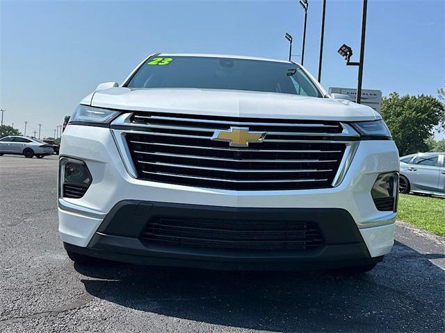 Photo of 2023 Iridescent Pearl Tricoat Chevrolet Traverse