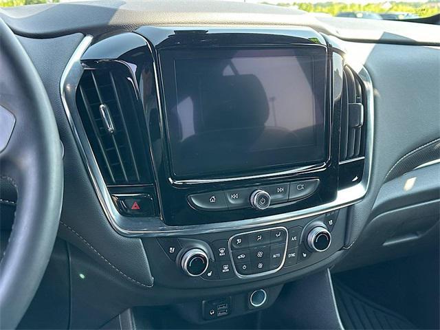 Photo of 2023 Iridescent Pearl Tricoat Chevrolet Traverse