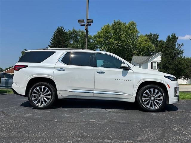 Photo of 2023 Iridescent Pearl Tricoat Chevrolet Traverse