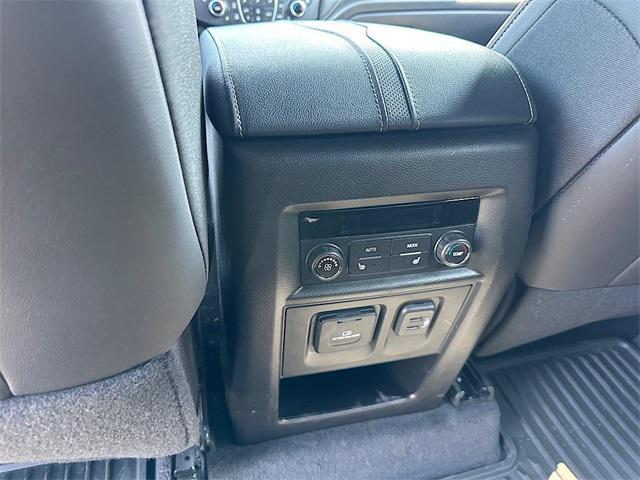 Photo of 2023 Iridescent Pearl Tricoat Chevrolet Traverse
