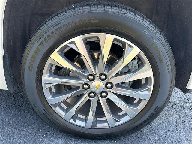Photo of 2023 Iridescent Pearl Tricoat Chevrolet Traverse