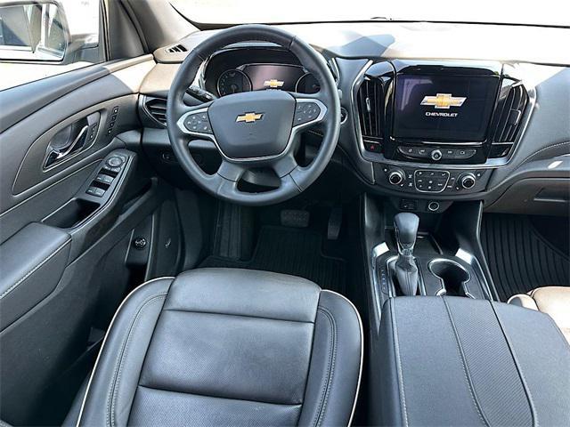 Photo of 2023 Iridescent Pearl Tricoat Chevrolet Traverse
