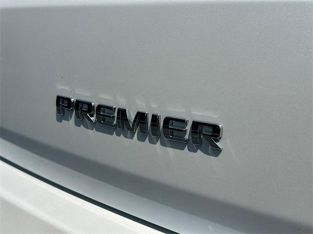 Photo of 2023 Iridescent Pearl Tricoat Chevrolet Traverse