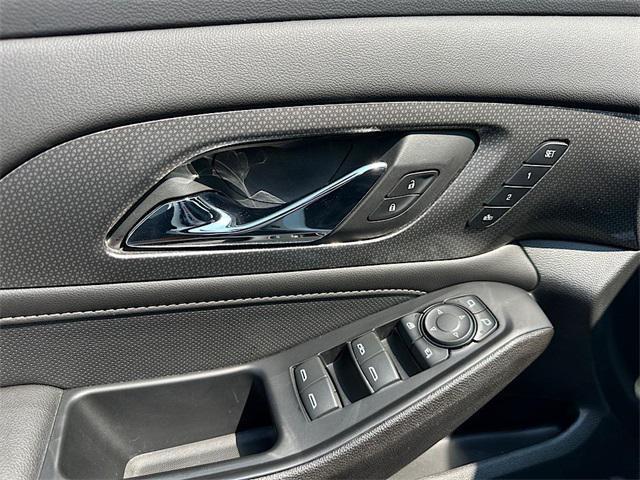Photo of 2023 Iridescent Pearl Tricoat Chevrolet Traverse