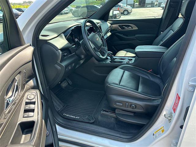 Photo of 2023 Iridescent Pearl Tricoat Chevrolet Traverse