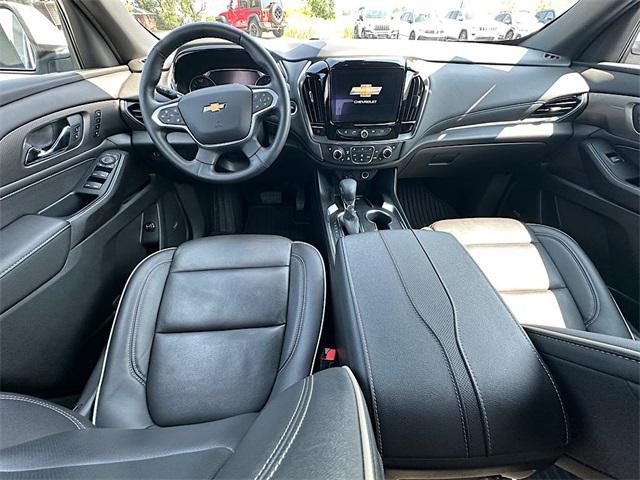 Photo of 2023 Iridescent Pearl Tricoat Chevrolet Traverse