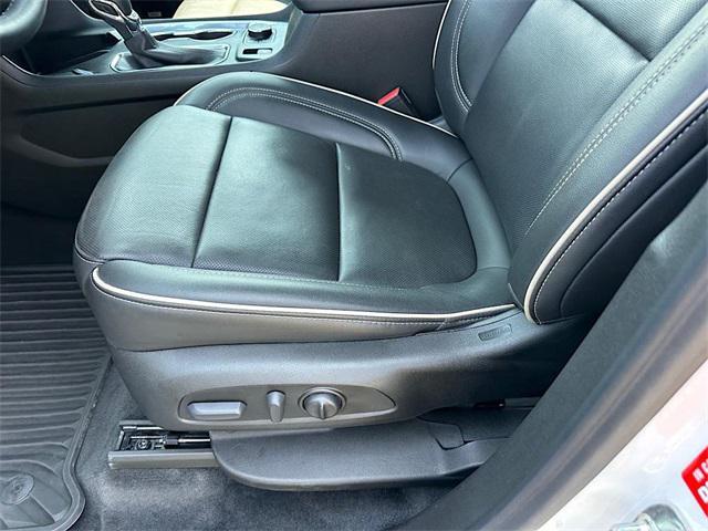 Photo of 2023 Iridescent Pearl Tricoat Chevrolet Traverse