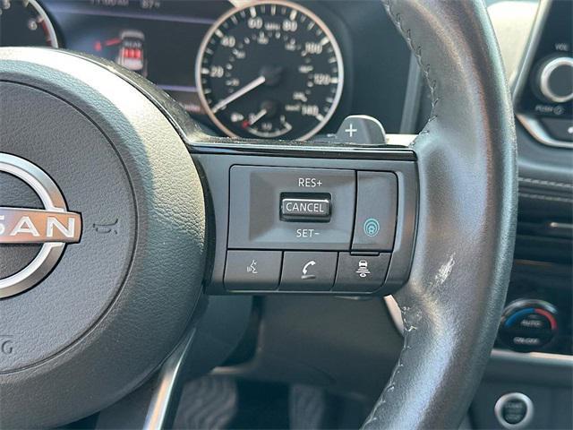Photo of 2023 Pearl White Tricoat/Super Black Nissan Rogue