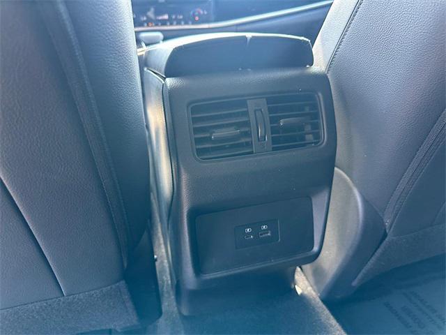 Photo of 2023 Pearl White Tricoat/Super Black Nissan Rogue