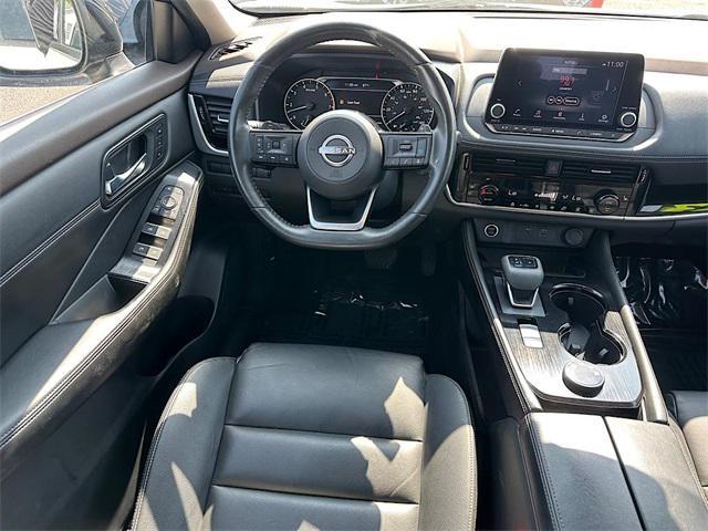 Photo of 2023 Pearl White Tricoat/Super Black Nissan Rogue