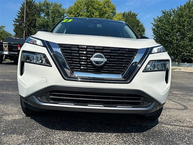 Photo of 2023 Pearl White Tricoat/Super Black Nissan Rogue