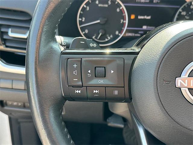 Photo of 2023 Pearl White Tricoat/Super Black Nissan Rogue