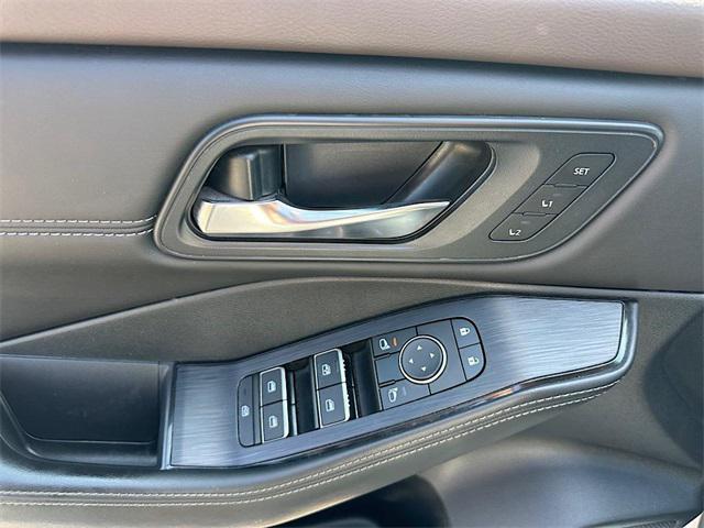 Photo of 2023 Pearl White Tricoat/Super Black Nissan Rogue