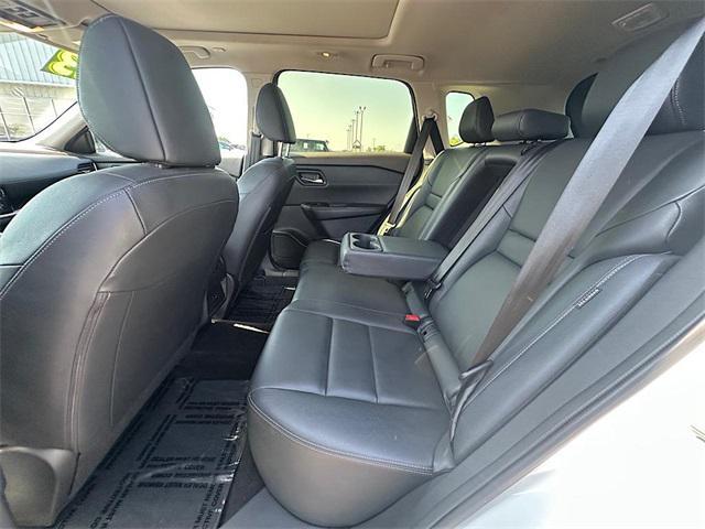 Photo of 2023 Pearl White Tricoat/Super Black Nissan Rogue