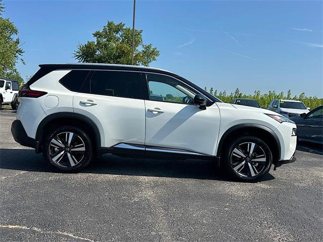 Photo of 2023 Pearl White Tricoat/Super Black Nissan Rogue