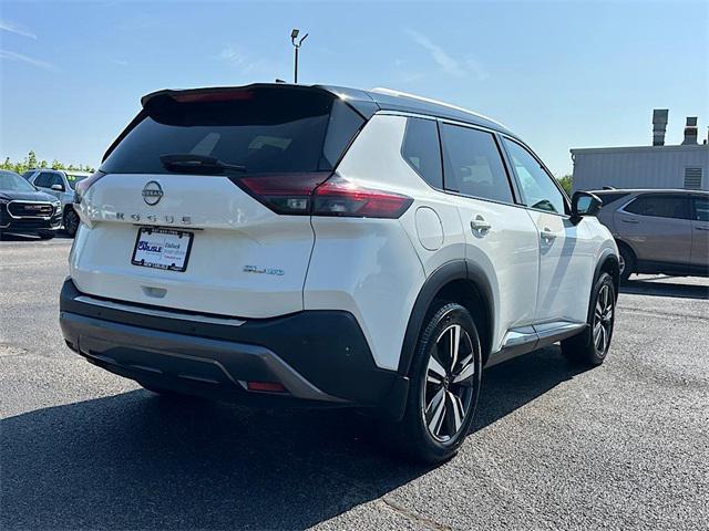 Photo of 2023 Pearl White Tricoat/Super Black Nissan Rogue