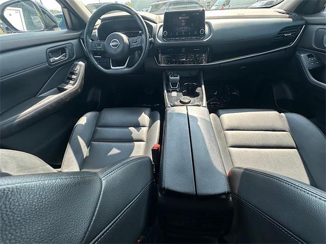 Photo of 2023 Pearl White Tricoat/Super Black Nissan Rogue