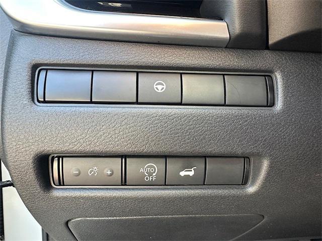 Photo of 2023 Pearl White Tricoat/Super Black Nissan Rogue