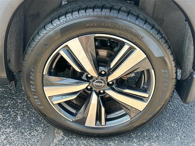 Photo of 2023 Pearl White Tricoat/Super Black Nissan Rogue