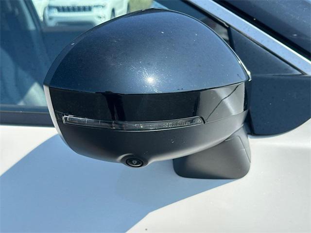 Photo of 2023 Pearl White Tricoat/Super Black Nissan Rogue
