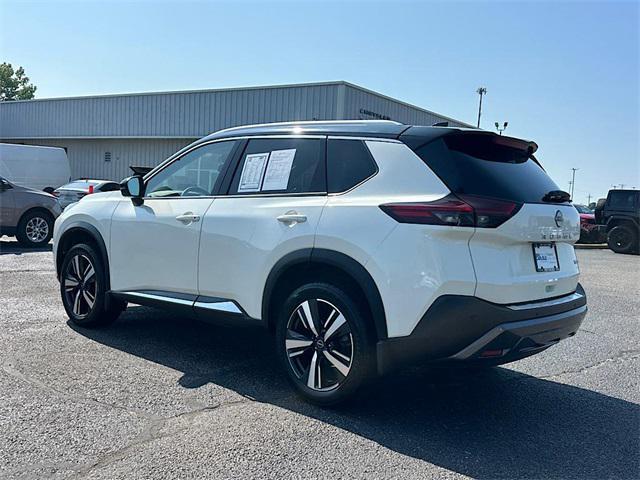Photo of 2023 Pearl White Tricoat/Super Black Nissan Rogue