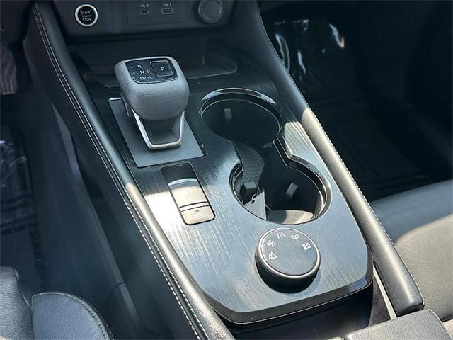 Photo of 2023 Pearl White Tricoat/Super Black Nissan Rogue