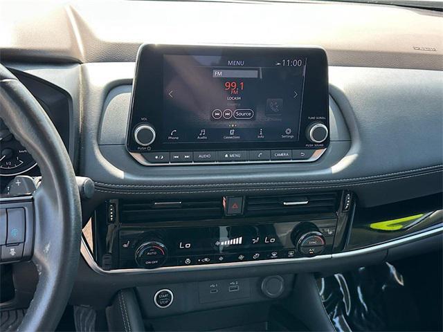 Photo of 2023 Pearl White Tricoat/Super Black Nissan Rogue