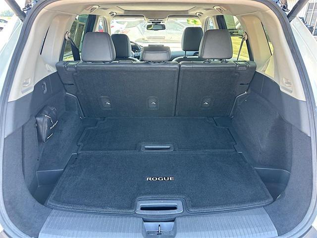 Photo of 2023 Pearl White Tricoat/Super Black Nissan Rogue