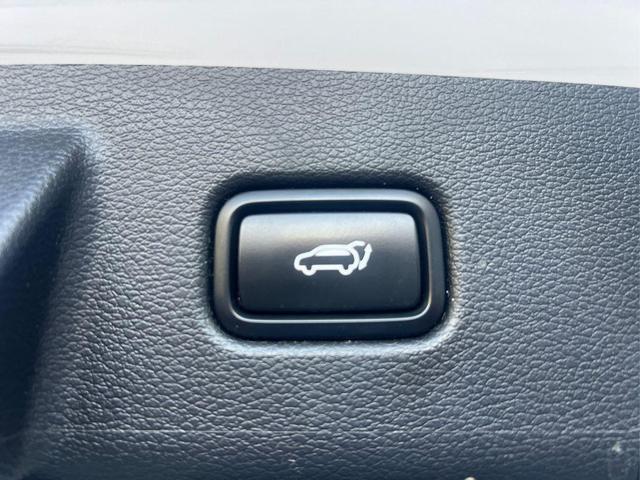 Photo of 2021 Glacial White Pearl Kia Telluride
