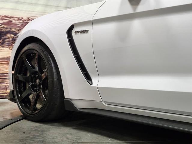 Photo of 2017 OXFORD WHITE Ford Shelby GT350R