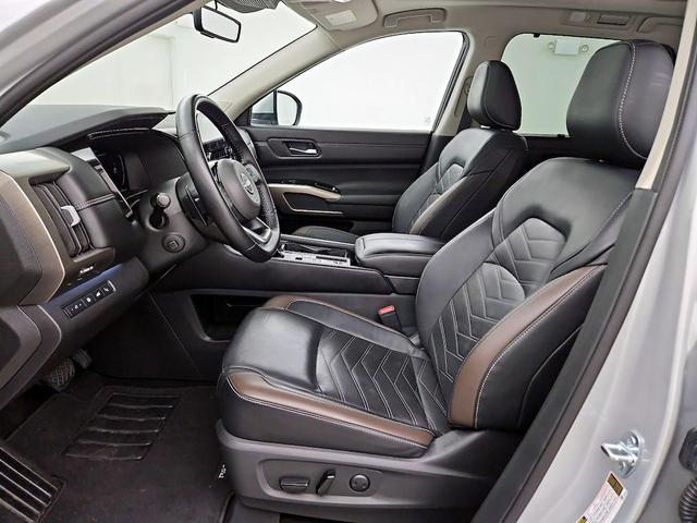 Photo of 2024 Silver Nissan Pathfinder