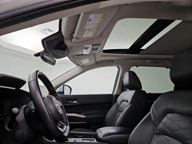 Photo of 2024 Silver Nissan Pathfinder