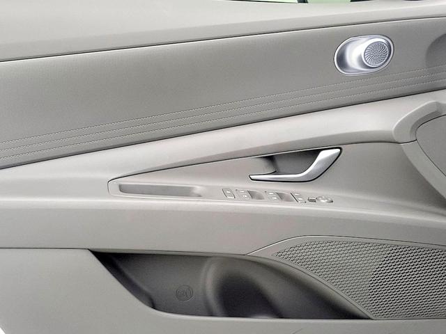 Photo of 2024 White Hyundai ELANTRA