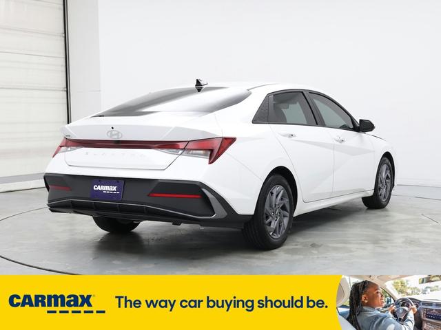 Photo of 2024 White Hyundai ELANTRA