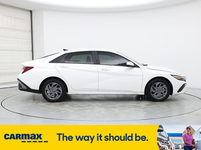 Photo of 2024 White Hyundai ELANTRA