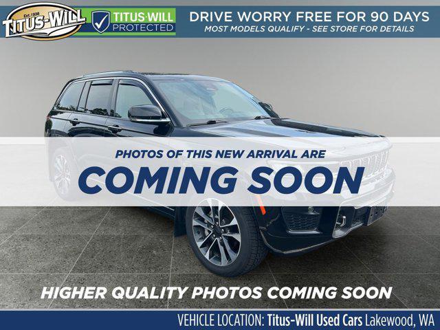 Photo of 2022 Diamond Black Crystal Pearlcoat Jeep Grand Cherokee
