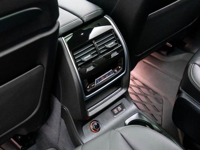 Photo of 2025 Black Sapphire Metallic BMW X7