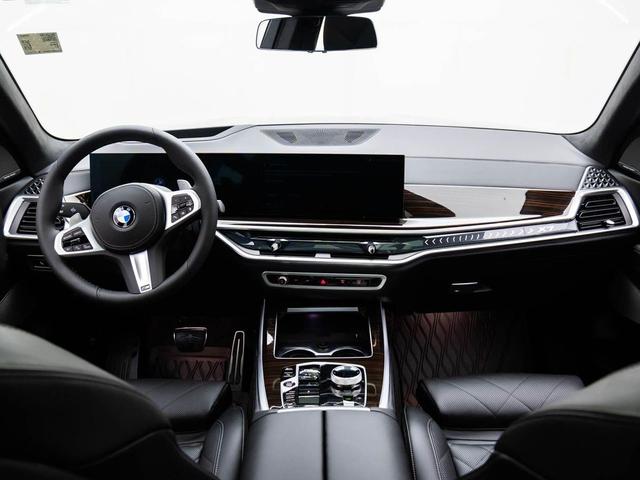 Photo of 2025 Black Sapphire Metallic BMW X7