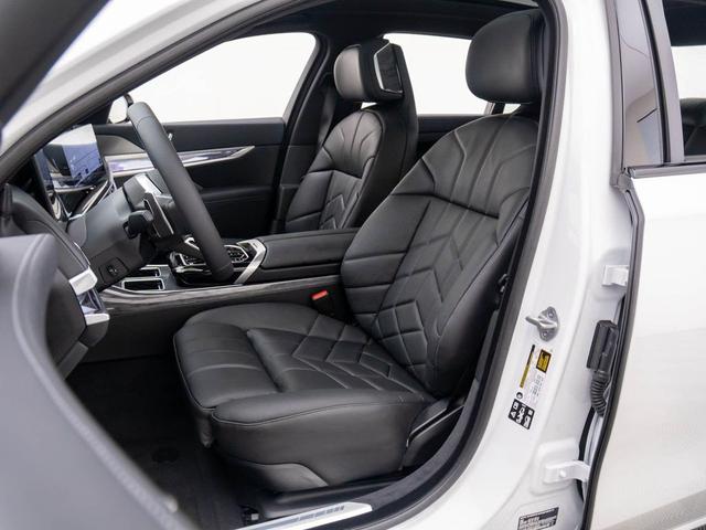 Photo of 2025 Mineral White Metallic BMW 760