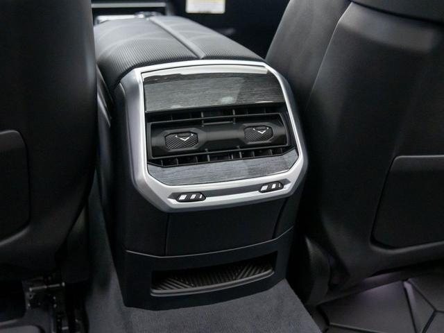 Photo of 2025 Black Sapphire Metallic BMW 760