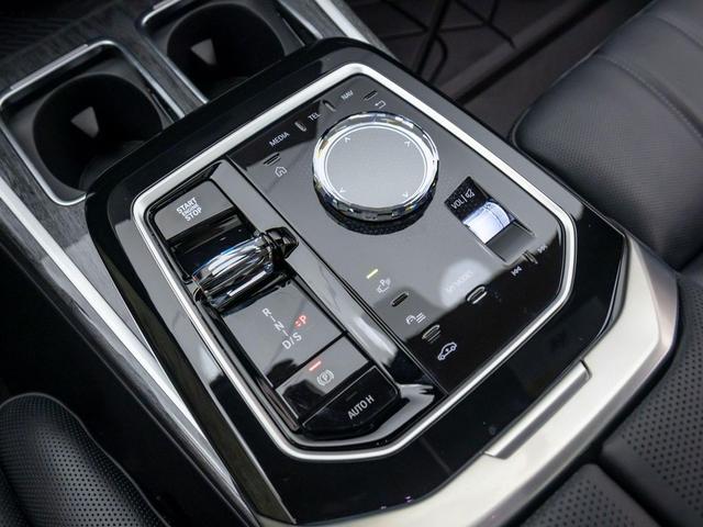Photo of 2025 Black Sapphire Metallic BMW 760