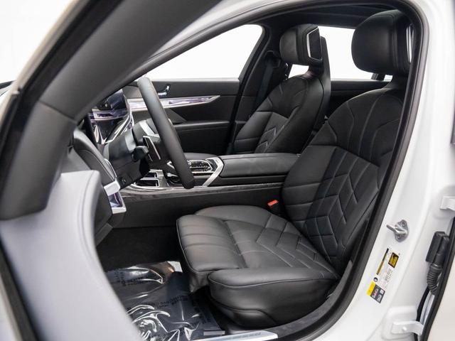 Photo of 2025 Mineral White Metallic BMW i7